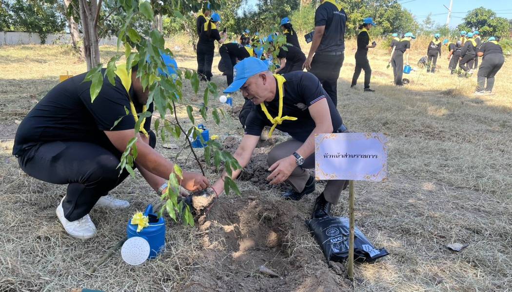 สภ.พานทอง  ได้ร่วมกิจกรรม จิตอาสาพัฒนา เนื่องในวันสำคัญของชาติไทย วันคล้ายวันพระราชสมภพ พระบาทสมเด็จพระบรมชนกาธิเบศร มหาภูมิพลอดุลยเดชมหาราช บรมนาถบพิตร ณ วัดโคกขี้หนอน ต.โคกขี้หนอน อ.พานทอง จว.ชลบุรี เพื่อร่วมบำเพ็ญประโยชน์ พัฒนาพื้นที่สาธารณะ