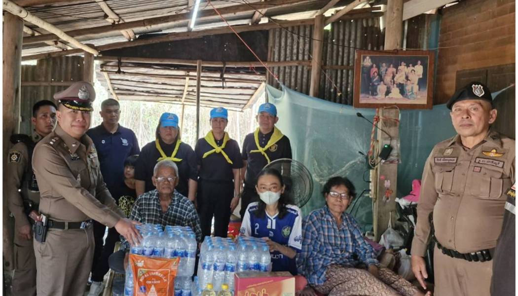 สภ.กบินทร์บุรี พร้อมกำลังตำรวจชุดจิตอาสาเข้าตรวจเยี่ยม นางสาวอรวรรณ ชาญสิ้น ผู้ป่วยในพระบรมราชานุเคราะห์ และครอบครัวผู้ป่วยฯ