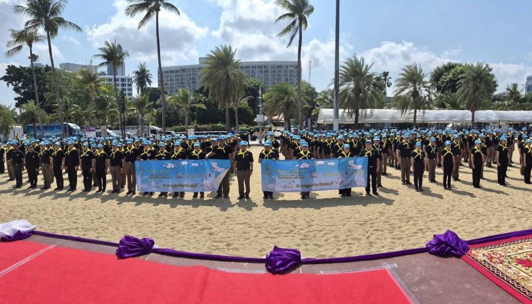 ตำรวจภูธรภาค 2 รวมพลังจิตอาสา พัฒนาชายหาดพัทยา เนื่องในวันคล้ายวันพระราชสมภพฯ