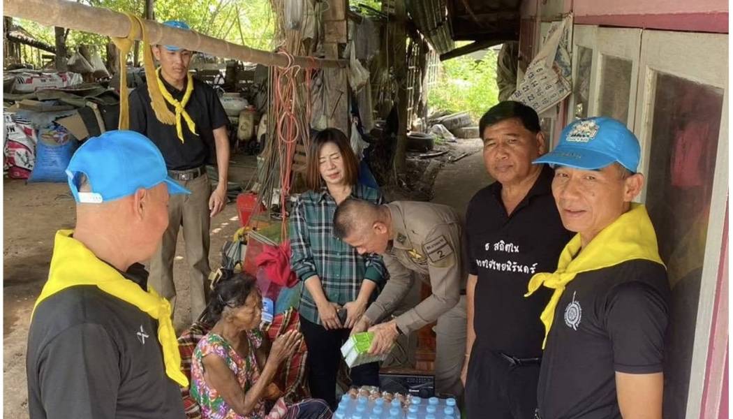 💛💙 #ตำรวจจิตอาสาเคียงข้างประชาชน 👮‍♂️ “ห่วงใยทุกข์สุข ดูแลประชาชนในชุมชน”