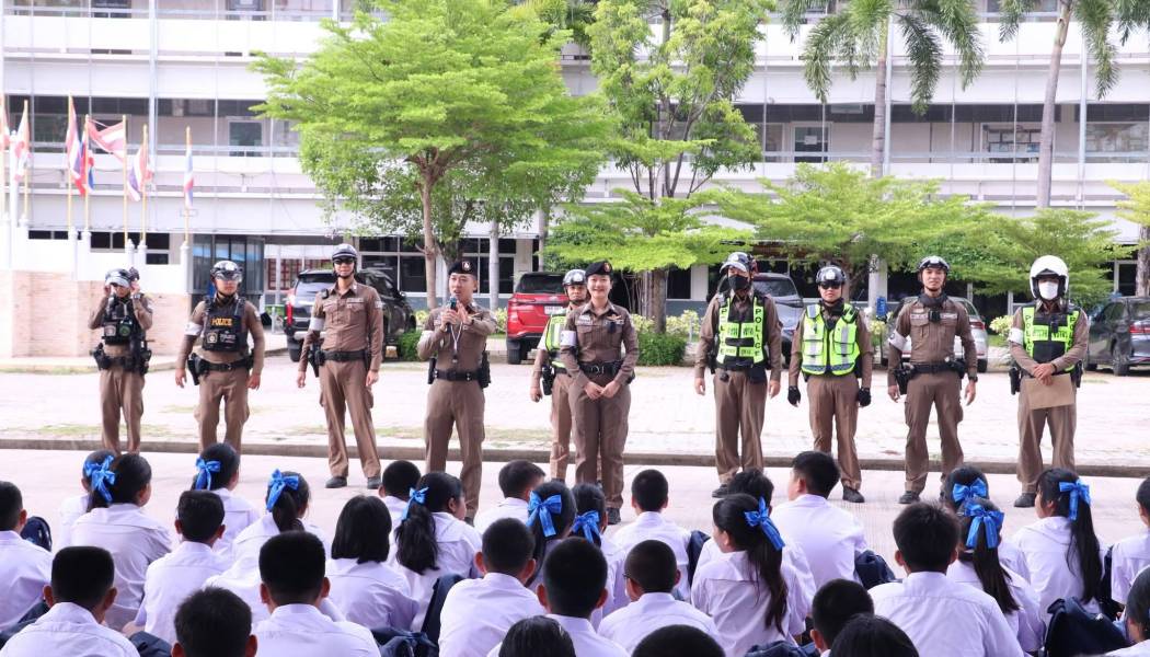 “สารวัตรภพ” พร้อมเจ้าหน้าที่ตำรวจจราจร สภ.แสนสุข จว.ชลบุรี ร่วมเป็นวิทยากรในโครงการ “5 นาที หน้าเสาธง” ณ โรงเรียนแสนสุข