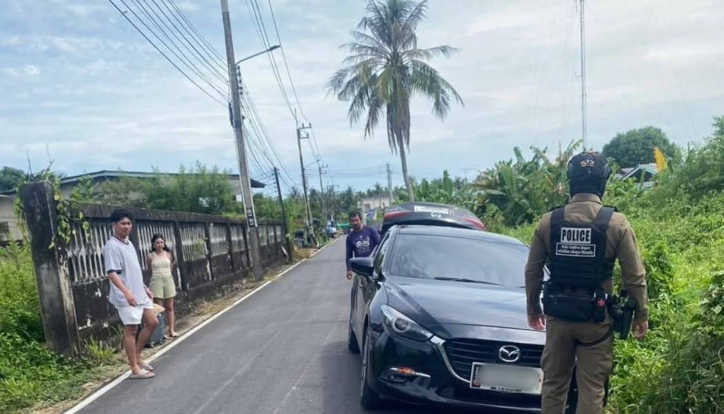 สภ.แหลมสิงห์ ช่วยเหลือนักท่องเที่ยว รถตกถนนต่างระดับ เดินทางต่อได้ปลอดภัย