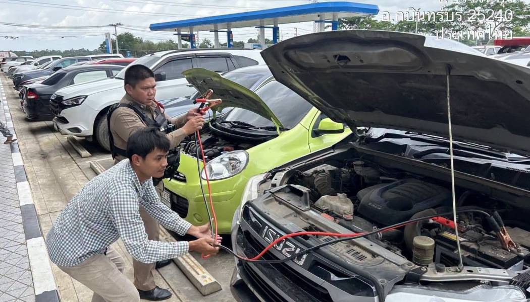 สภ.กบินทร์บุรี เข้าช่วยเหลือประชาชนรถยนต์แบตเตอรี่หมด