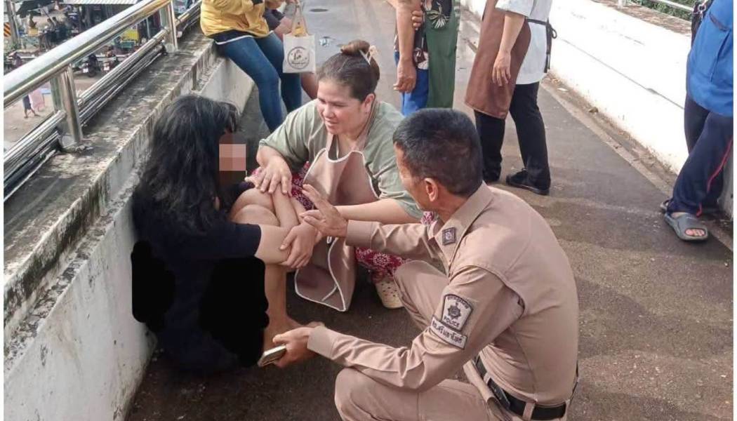 สภ.ศรีมหาโพธิ เข้าระงับเหตุและเจรจาเกลี้ยกล่อมประชาชนที่มีความเครียดบริเวณสะพานลอยคลองรั้ง นำตัวลงมาจากจุดเกิดเหตุได้อย่างปลอดภัย