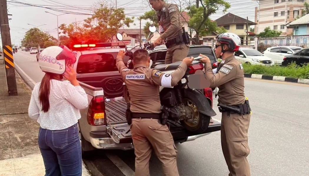 สภ.เมืองจันทบุรี ให้การช่วยเหลือประชาชนประสบเหตุรถจักรยานยนต์เสีย