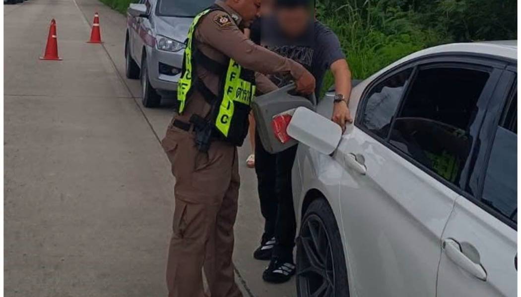 สภ.ห้วยใหญ่ ช่วยเหลือประชาชนรถยนต์น้ำมันหมด