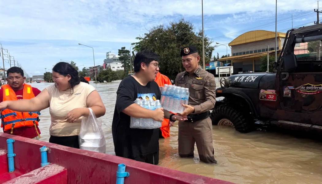 ผู้การระยอง ลงพื้นที่ตรวจการจราจร มอบสิ่งของสร้างขวัญกำลังใจตำรวจ–ประชาชน ท่ามกลางสถานการณ์น้ำท่วม