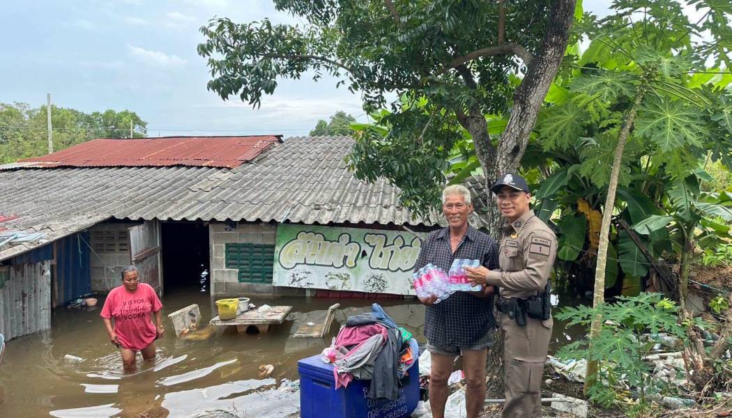 ตำรวจดงละคร ลงพื้นที่ช่วยชาวบ้านสู้ภัยน้ำท่วม เร่งป้องกันน้ำล้นผิวจราจร