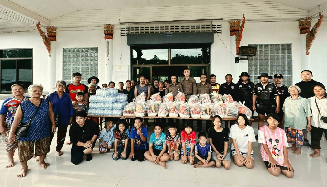 ตำรวจสนามชัยเขต ลุยน้ำส่งอาหารถึงบ้านประชาชน พร้อมดูแลศูนย์อพยพ