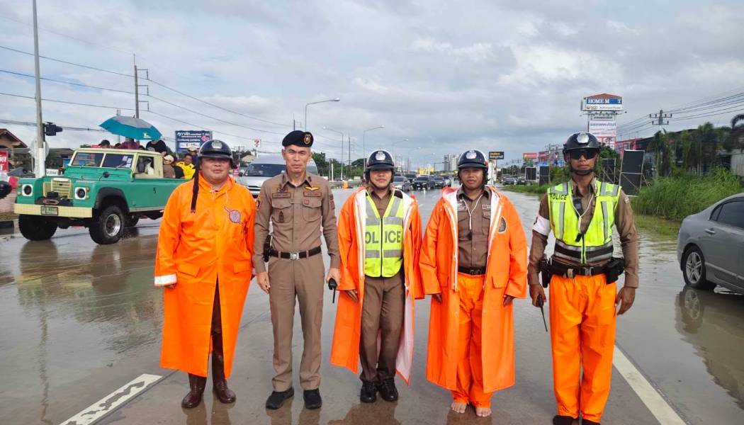 ตำรวจเมืองระยอง ลงพื้นที่ดูแลการจราจร ถนนสาย 36 หลังน้ำท่วมผิวการจราจร