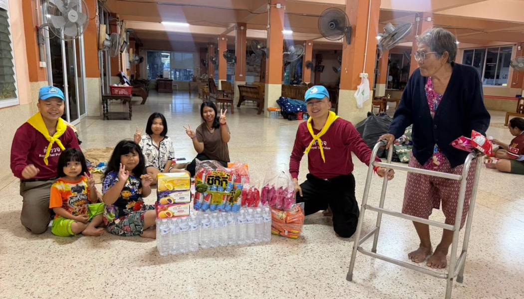 ตำรวจระเบาะไผ่ ส่งต่อความช่วยเหลือ มอบอาหาร–น้ำดื่ม บรรเทาความเดือดร้อนผู้ประสบภัย