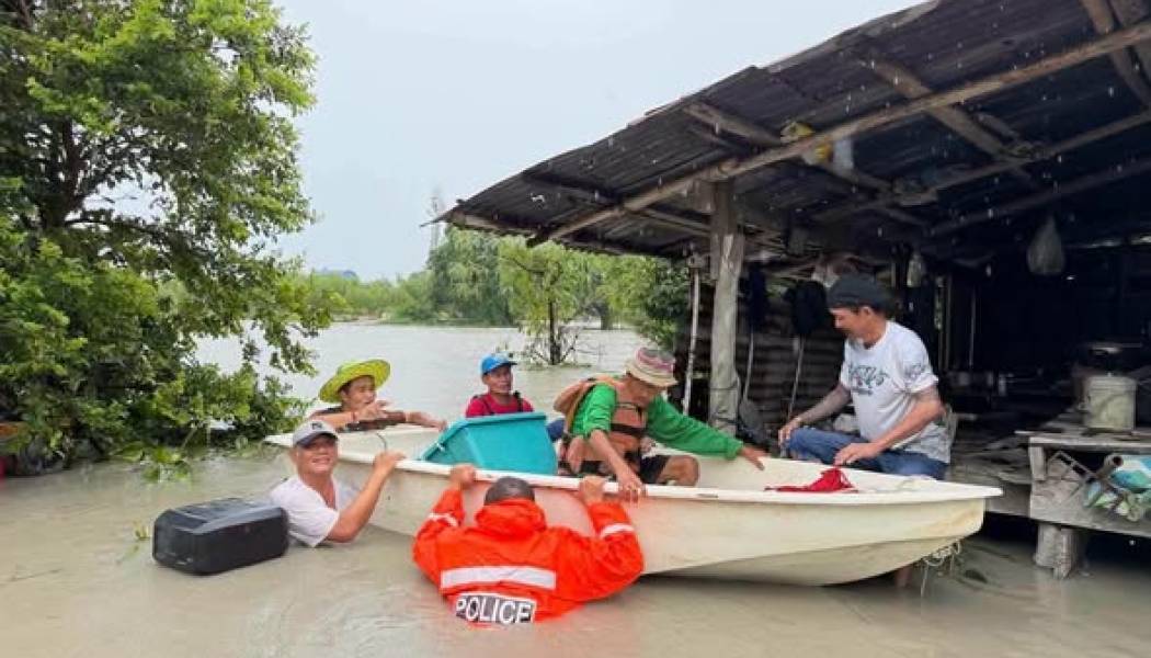  “น้ำท่วมไม่ทิ้งกัน! ตำรวจพนัสนิคม–ฝ่ายปกครอง เร่งช่วยประชาชนย้ายสู่ที่ปลอดภัย”