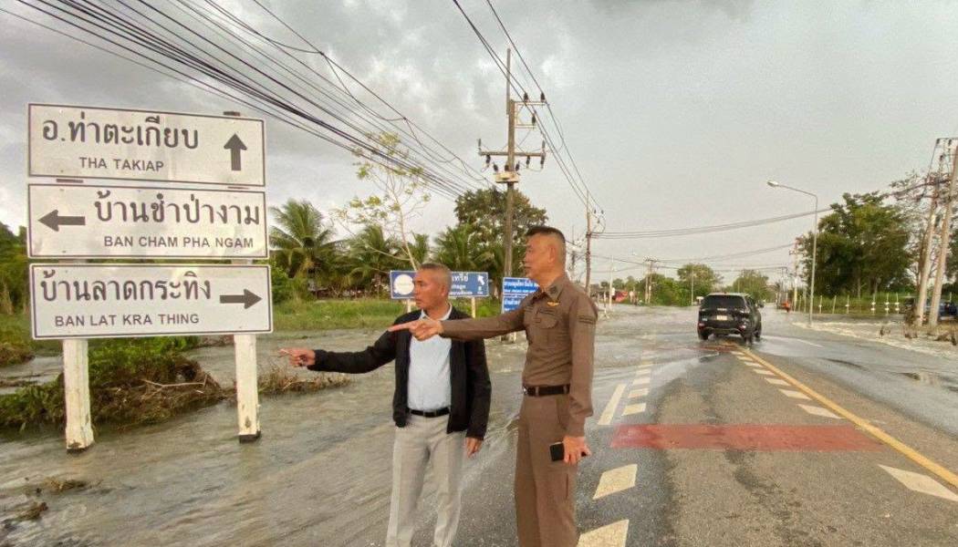 พล.ต.ต.ผดุงศักดิ์ รักษาสุข รอง ผบช.ภ.2 ลงพื้นที่สนามชัยเขต ติดตามสถานการณ์น้ำท่วม พร้อมส่งกำลังใจตำรวจปฏิบัติหน้าที่ช่วยเหลือประชาชน