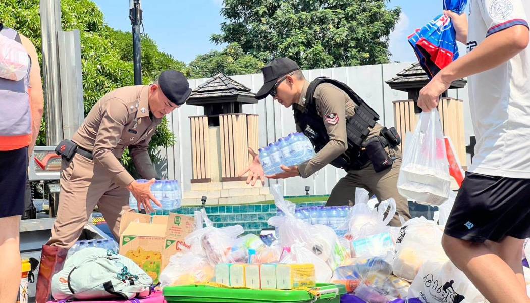 ตำรวจเมืองฉะเชิงเทรา ลงพื้นที่เคียงข้างประชาชน มอบสิ่งของช่วยผู้ประสบภัยน้ำท่วม