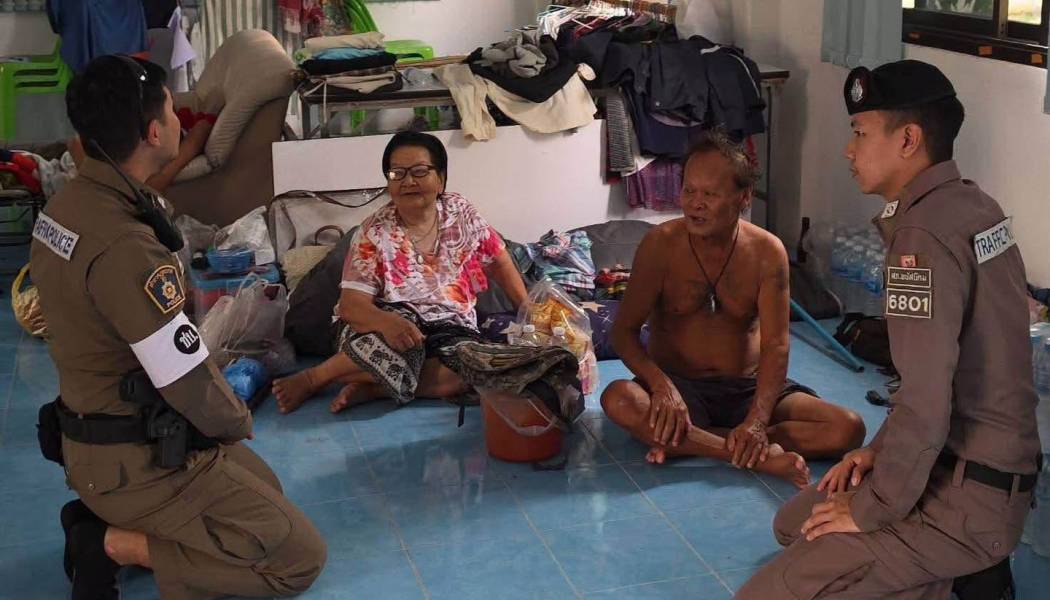 ตำรวจ สภ.พนัสนิคม ลงพื้นที่ศูนย์พักพิงชั่วคราว
