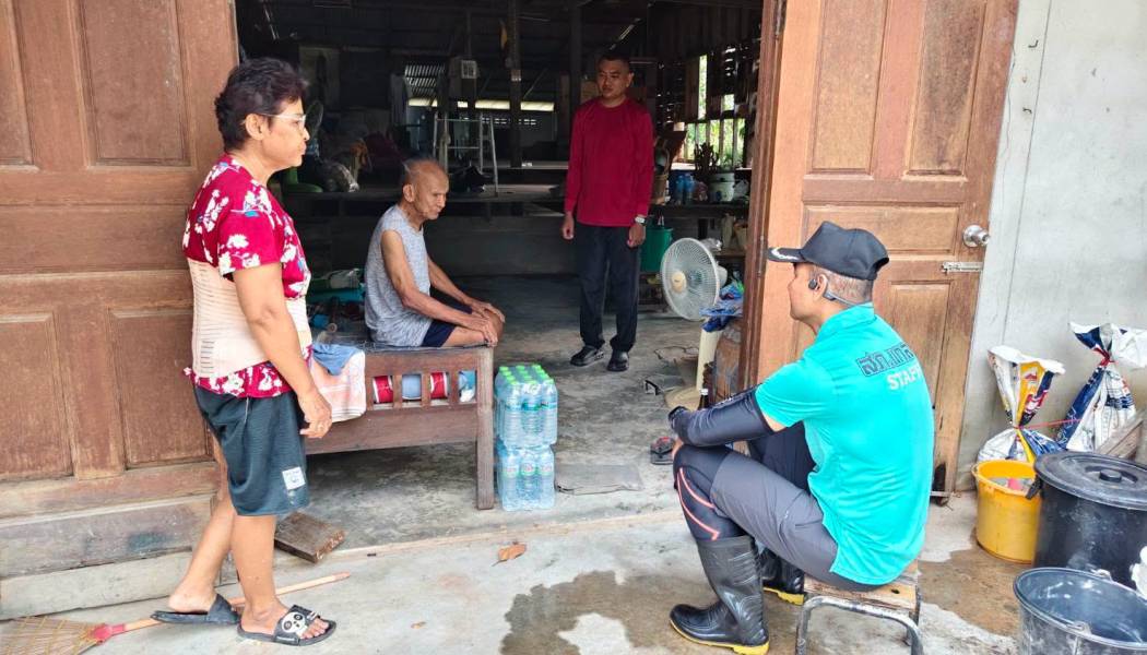 ตำรวจแกลงไม่ทิ้งประชาชน ลุยน้ำช่วยเหลือผู้ประสบภัย พร้อมซ่อมเส้นทางให้เดินทางได้