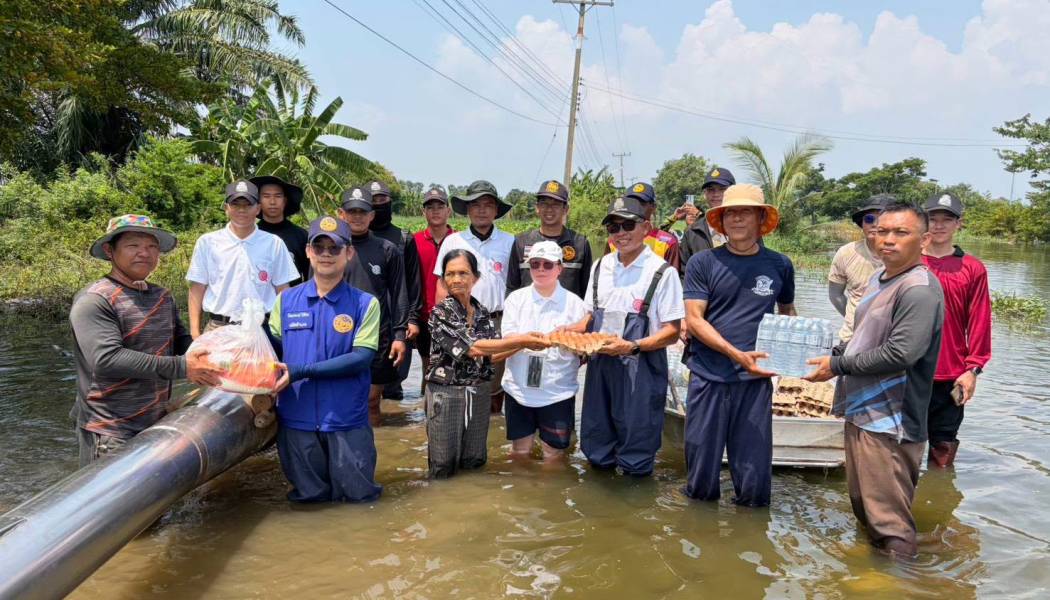 ตำรวจ สภ.บ้านโพธิ์  ผนึกกำลังฝ่ายปกครองและผู้นำชุมชน ลงพื้นที่ดูแลผู้ประสบภัยน้ำท่วม มอบสิ่งของบรรเทาความเดือดร้อน