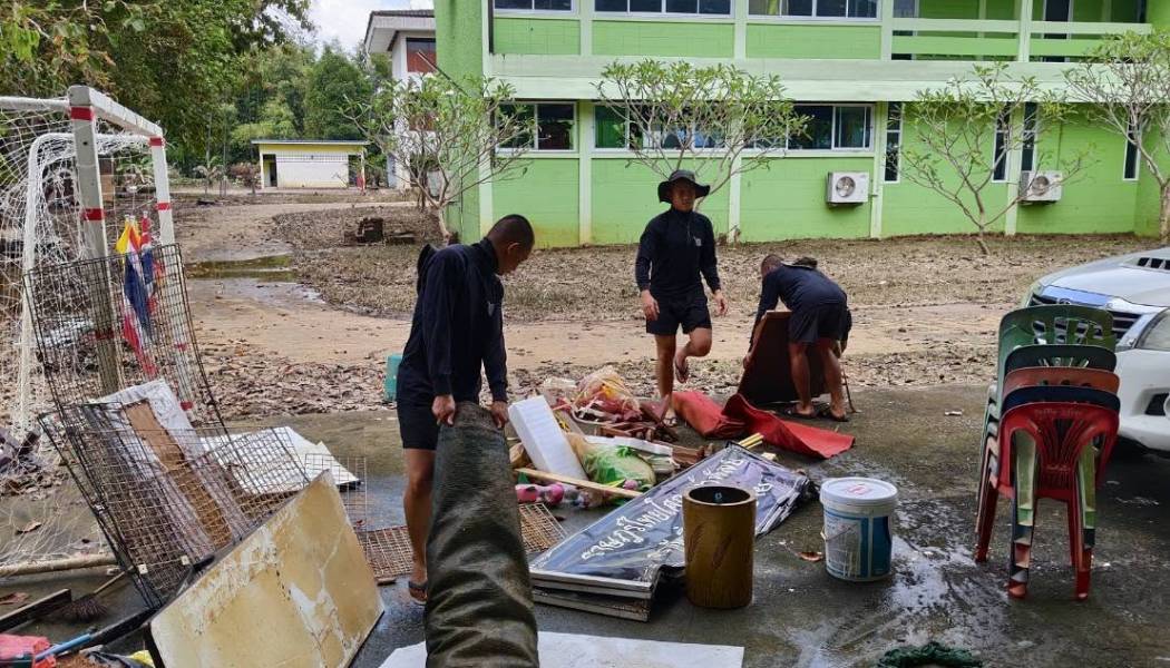 ตำรวจทุ่งเบญจา ร่วมแรงฟื้นฟูโรงเรียน หลังน้ำท่วม