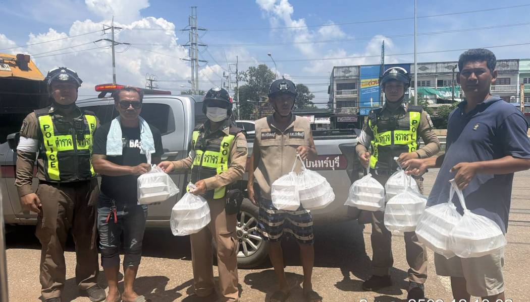 ตำรวจภูธรภาค 2 เดินหน้าดูแลและช่วยเหลือประชาชนที่ได้รับผลกระทบจากสถานการณ์น้ำท่วมในพื้นที่ จว.ปราจีนบุรี อย่างต่อเนื่อง