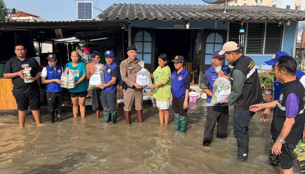 พานทองไม่ทิ้งกัน! ตำรวจ–ฝ่ายปกครอง–ท้องถิ่น ร่วมส่งต่อความห่วงใย ช่วยประชาชนผู้ประสบอุทกภัย