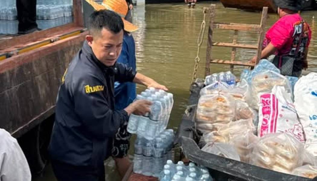 ตำรวจประจันตคาม ลงพื้นที่ช่วยเหลือประชาชน ฝ่าวิกฤตน้ำท่วม