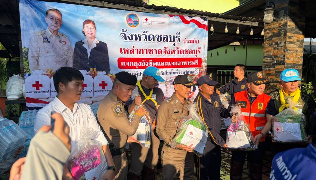 ผู้ว่าฯ ชลบุรี จับมือผู้การชลบุรี นำทีมลงพื้นที่พานทอง เร่งช่วยประชาชนฝ่าน้ำท่วม