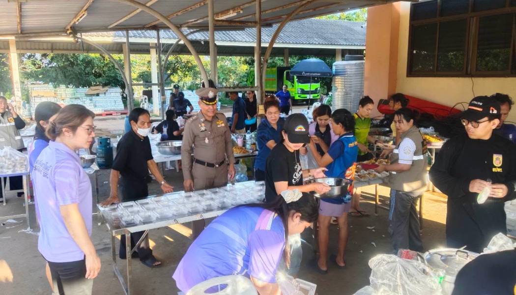 ตำรวจศรีมหาโพธิ ลุยน้ำช่วยประชาชน ฝ่าวิกฤตอุทกภัย ไม่ทิ้งใครไว้ข้างหลัง