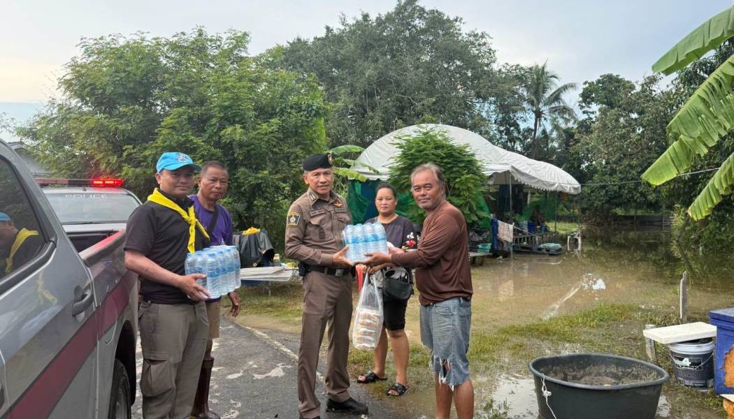 ตำรวจบ้านนา ลงพื้นที่ช่วยเหลือประชาชนประสบอุทกภัย แจกข้าวกล่อง–น้ำดื่ม บรรเทาความเดือดร้อน