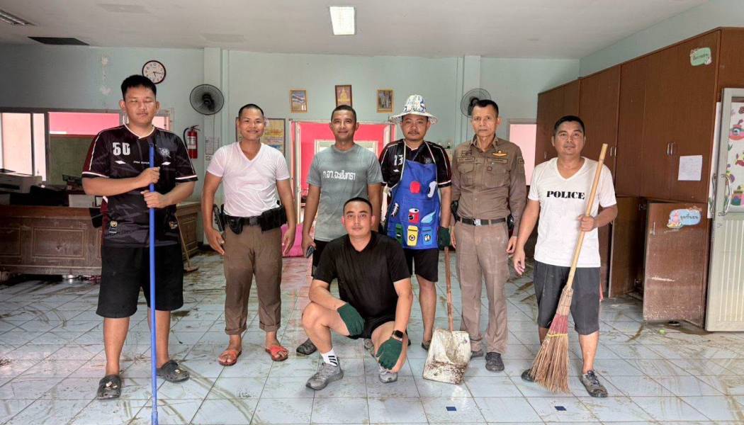 น้ำลด…เร่งฟื้นฟู! ตำรวจสนามชัยเขต ร่วมแรงทำความสะอาดศูนย์เด็กเล็ก ส่งต่อกำลังใจให้ชุมชน