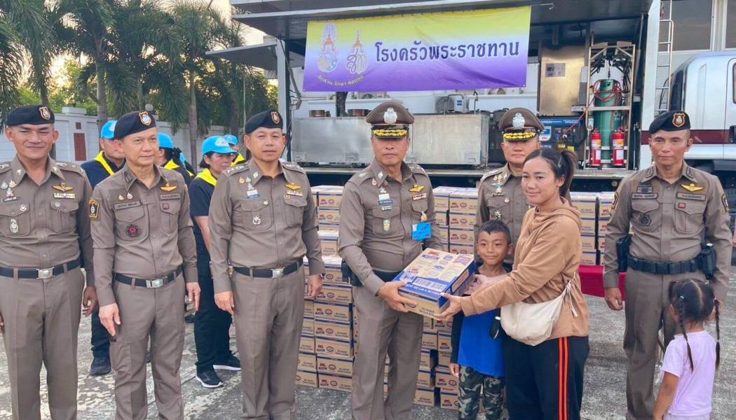“ภ.2 ไม่ทิ้งกัน” จัดตั้งโรงครัวพระราชทาน ส่งมอบอาหารพร้อมนม 200 ลัง ช่วยผู้ประสบอุทกภัยฉะเชิงเทรา