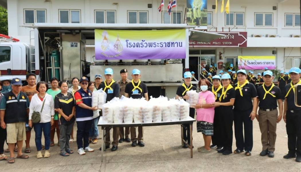 ผบช.ภ.2 ลงพื้นที่ 2 จังหวัด ลุยช่วยน้ำท่วม! นำทีมแม่บ้านตำรวจมอบอาหาร–สิ่งของ บรรเทาความเดือดร้อนประชาชน