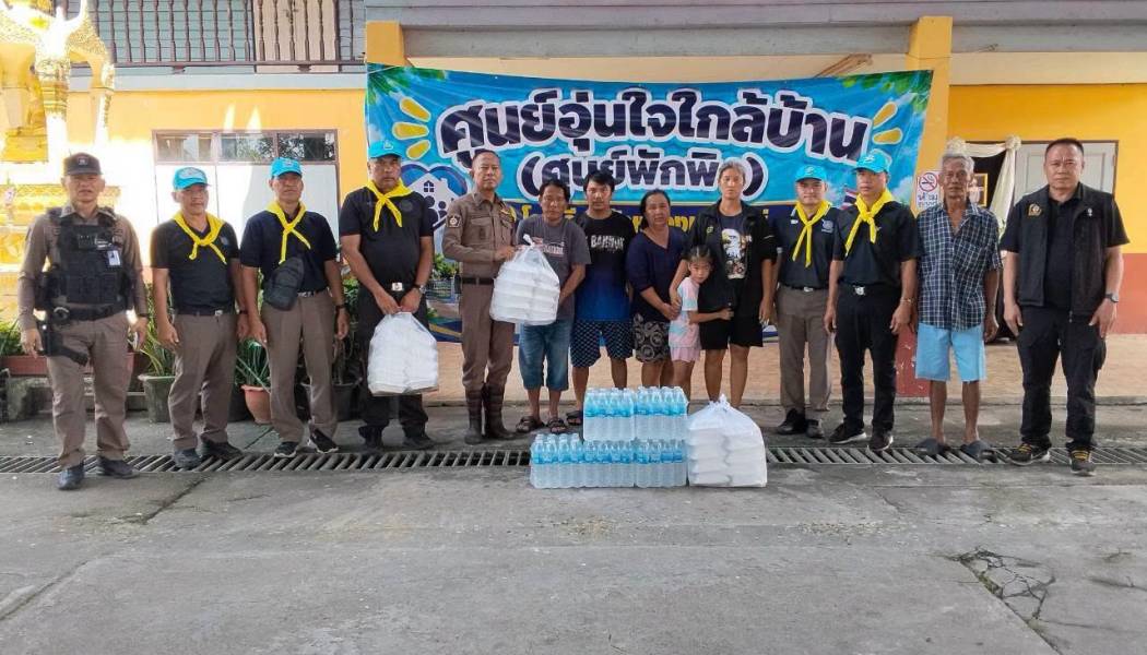 น้ำยังสูง ตำรวจยังลุย! ช่วยชาวบางน้ำเปรี้ยว พร้อมเฝ้าระวังโจรกรรมซ้ำเติม