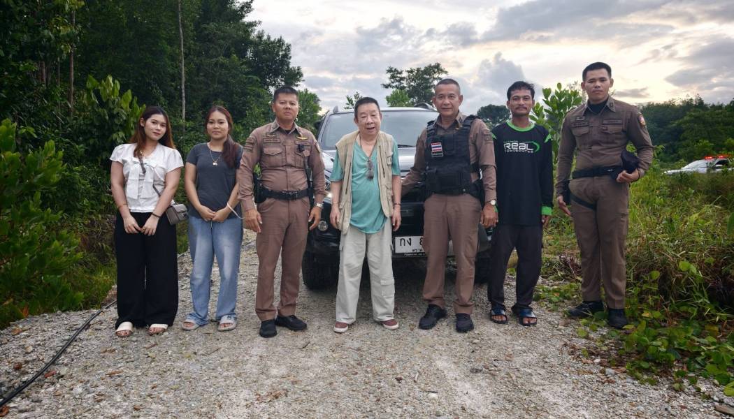 ตำรวจไม้รูด ช่วยรถตกข้างทาง ใช้รถสายตรวจดึงขึ้นที่ปลอดภัยสำเร็จ