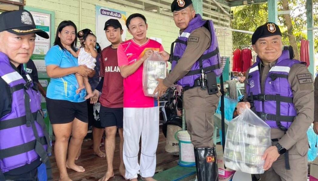 ผบช.ภ.2 ลุยพื้นที่น้ำท่วม มอบถุงยังชีพ เติมกำลังใจตำรวจ–ประชาชน